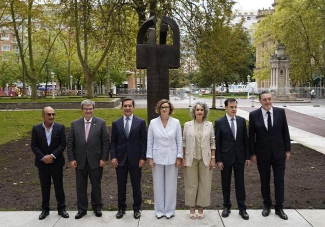 Luis Chillida, Juan Mari Aburto, Carlos Torres Vila, Elixabete Etxanobe, Ibone Bengoetxea, Rafael Pardo y MIguel Zugaza, ante la escultura descubierta